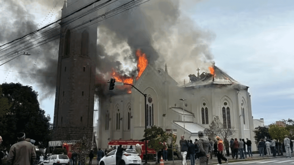 Incêndio atinge Igreja Nossa Senhora de Lourdes em Flores da Cunha