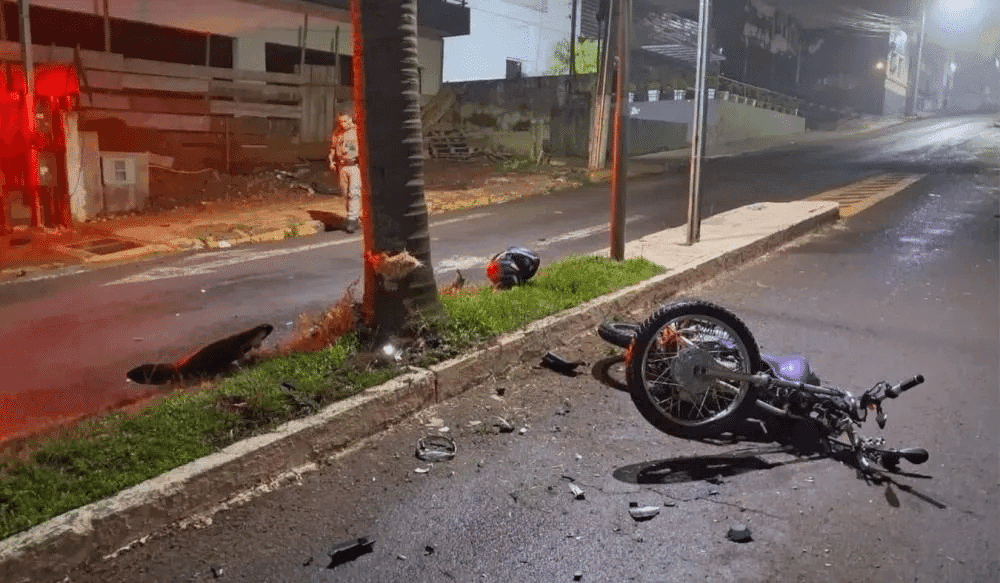 Jovem morre ao colidir motocicleta contra árvore em Palmeira das Missões