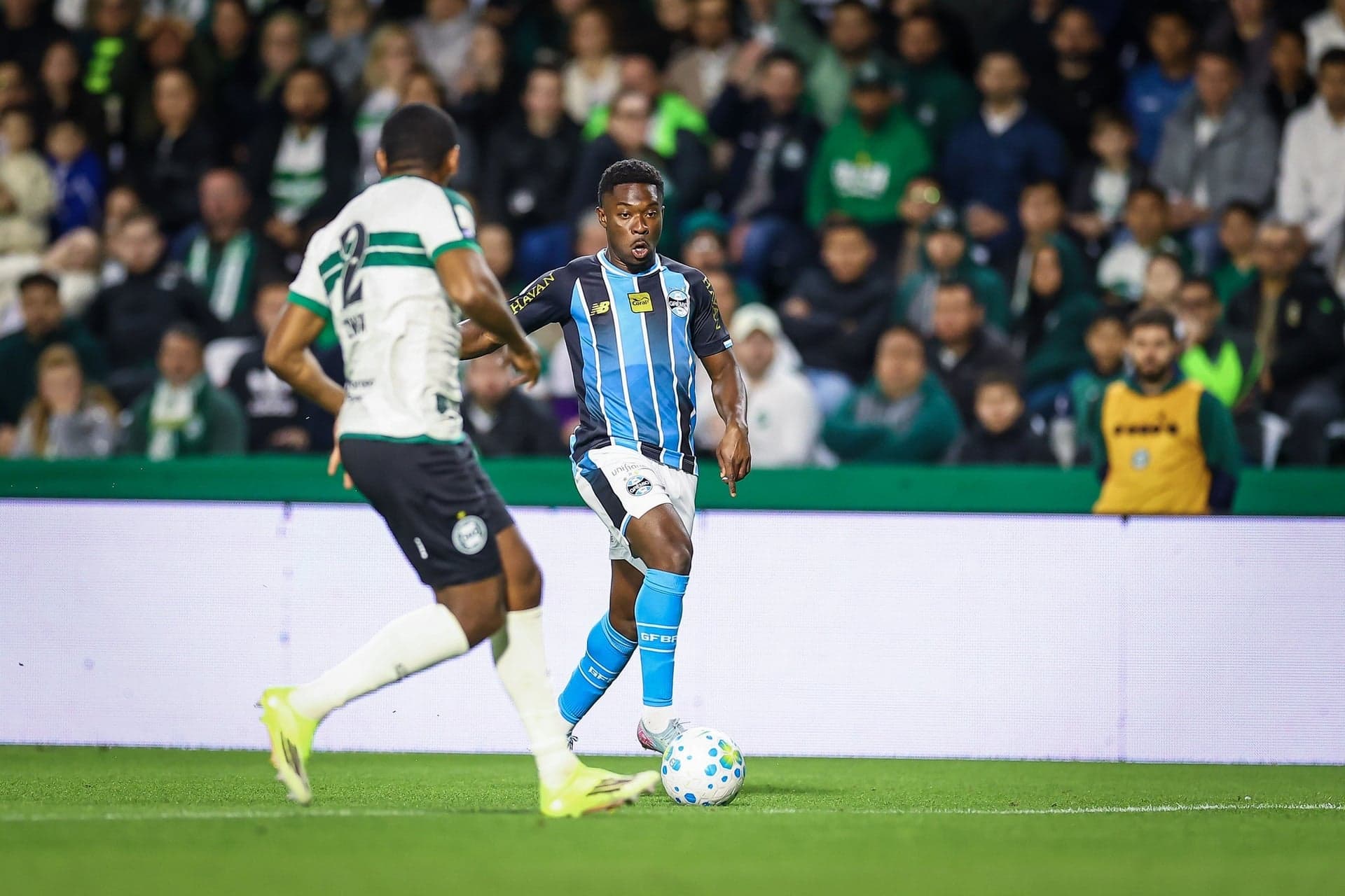 Grêmio vence o Coritiba com gol nos acréscimos e ganha fôlego no Brasileirão