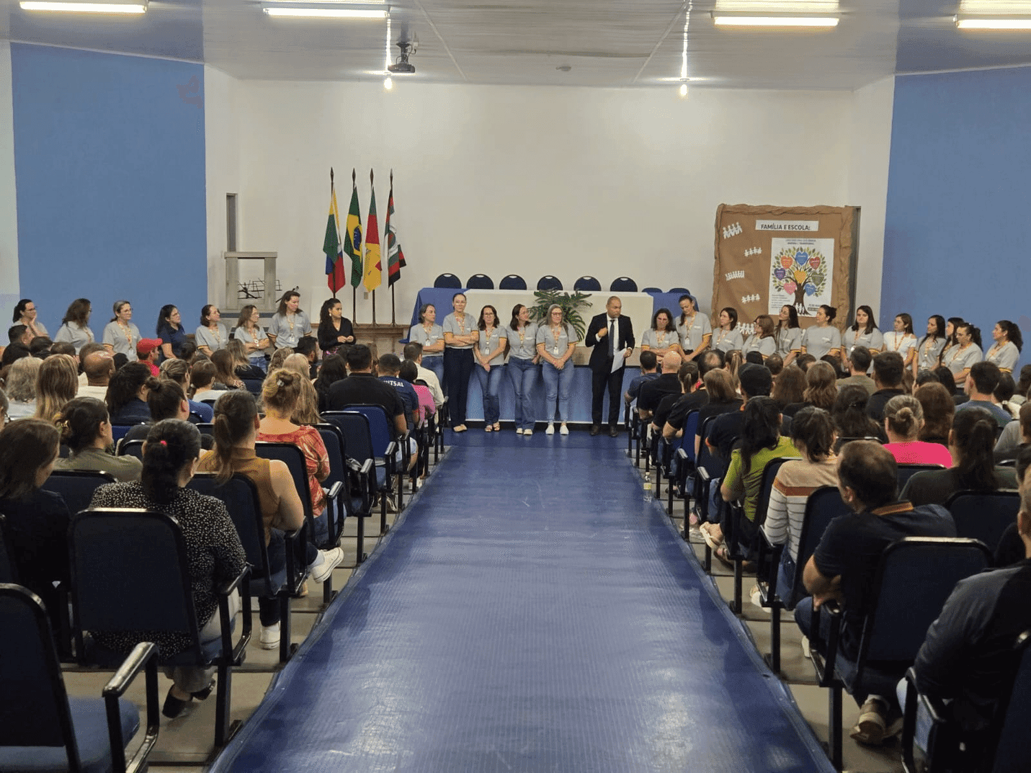 Escola José André Acadroli promove encontro com famílias e palestra com juiz e promotora em Rodeio Bonito