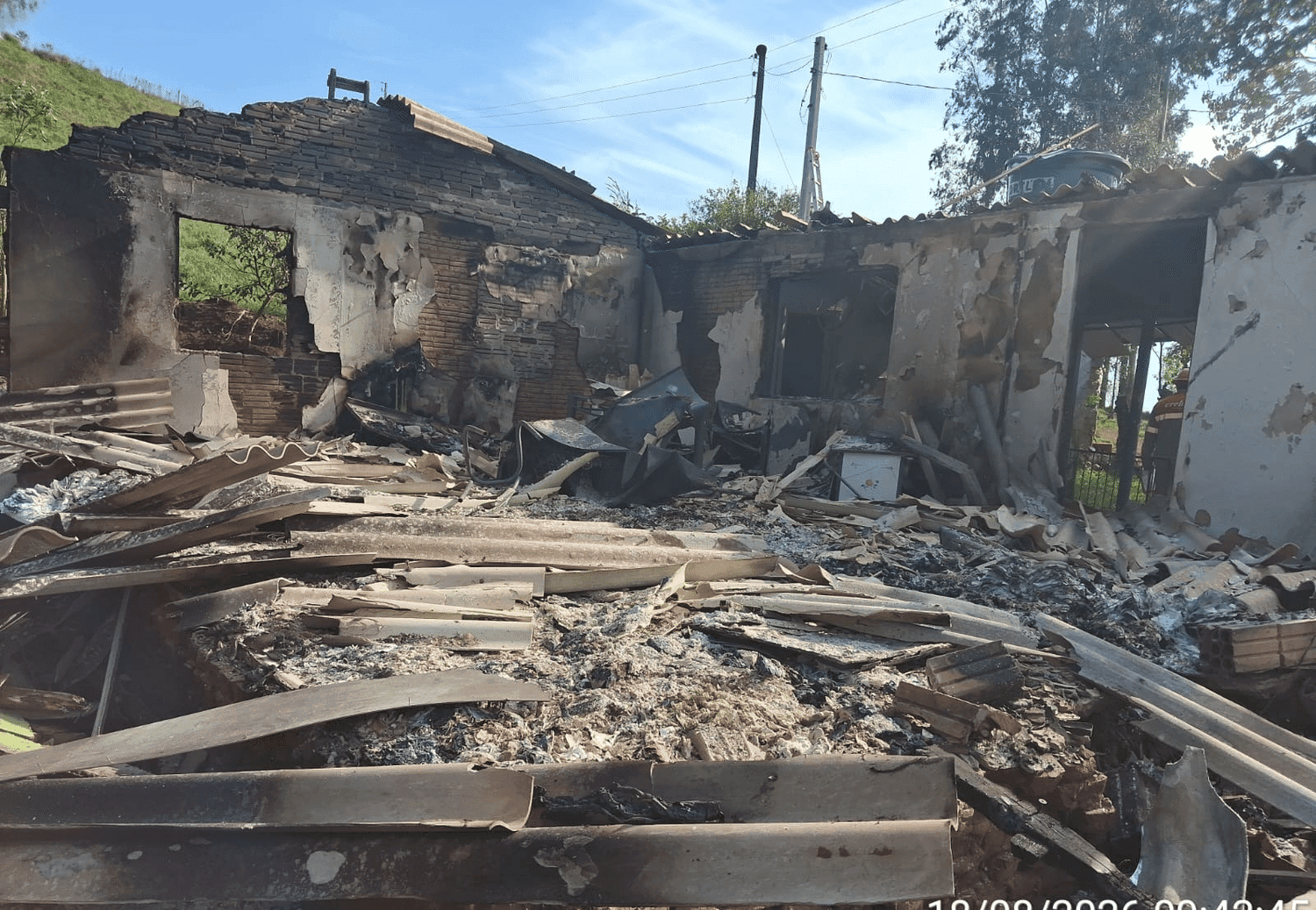 Família de Cerro Grande perde casa em incêndio e busca ajuda para recomeçar