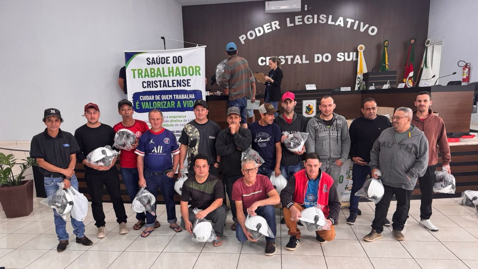 Coogamai entrega equipamentos de proteção a garimpeiros de Cristal do Sul 