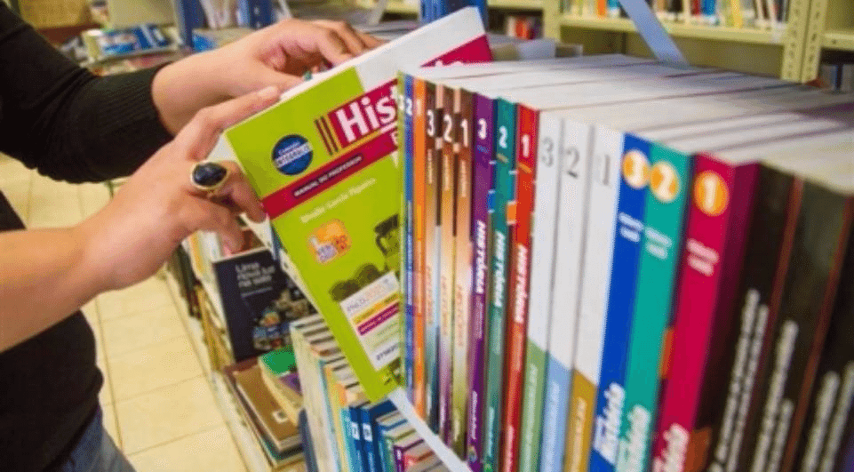 Escolas têm até 8 de setembro para escolher livros didáticos para 2027