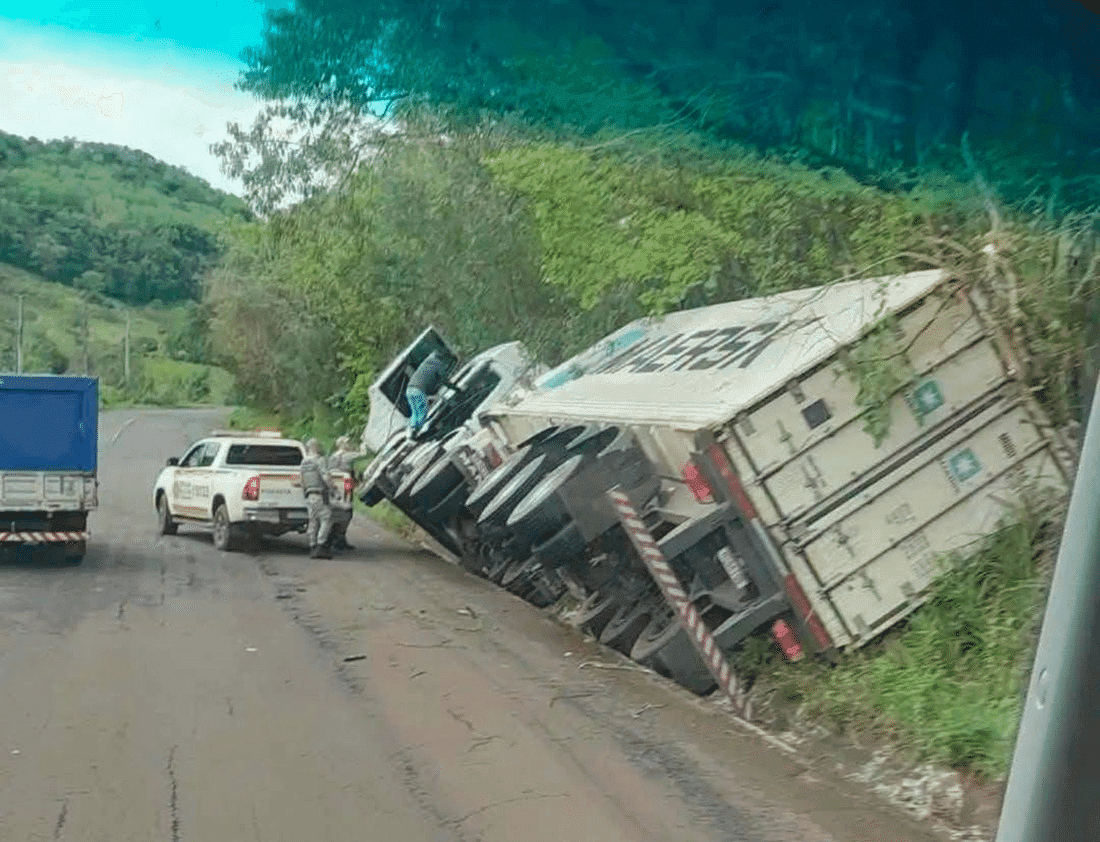 Carreta tomba na rodovia entre Tenente Portela e Palmitinho