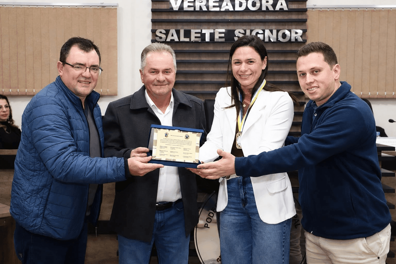 Poder Legislativo de Pinhal homenageia a atleta Cineli Vanni