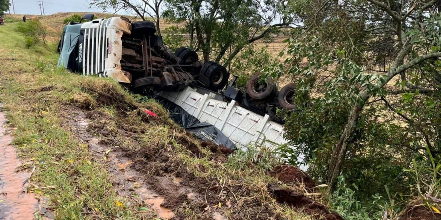 Carreta tomba durante remoção de veículo acidentado na ERS-324