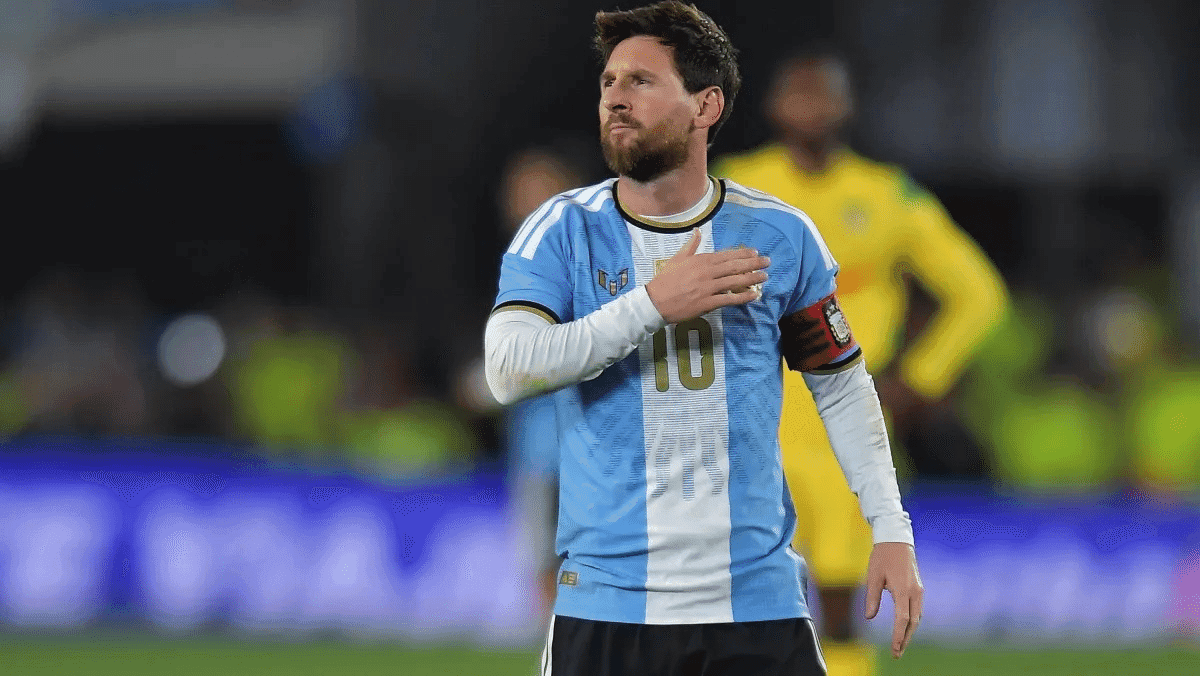 Messi veste a camisa da Argentina pela última vez e se despede da seleção após 21 anos