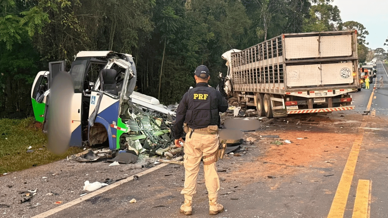 Colisão entre micro-ônibus e carreta de Erechim deixa 23 mortos no Paraná