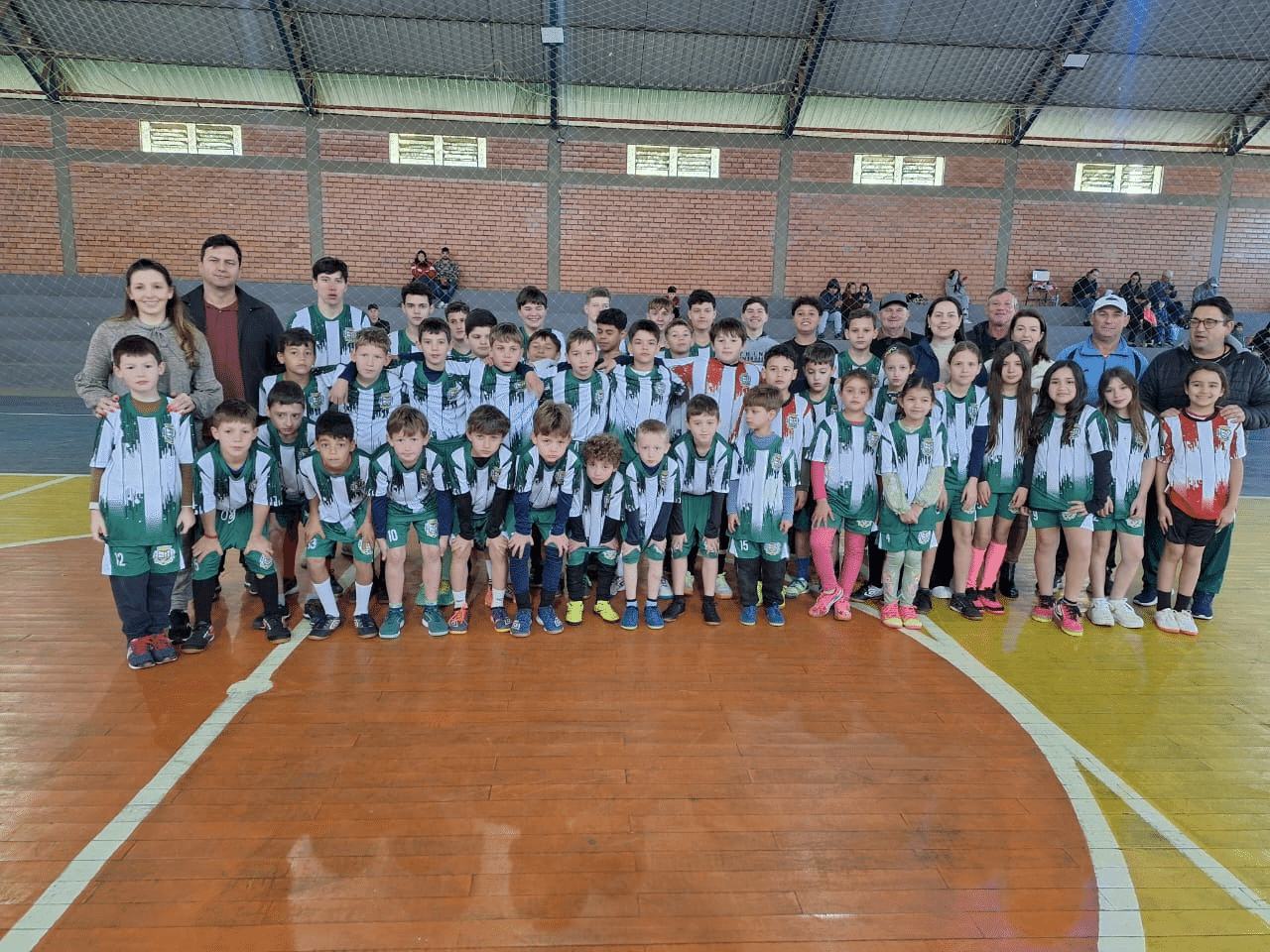 Escolinha Esperança entrega novos uniformes e reúne atletas em Cristal do Sul