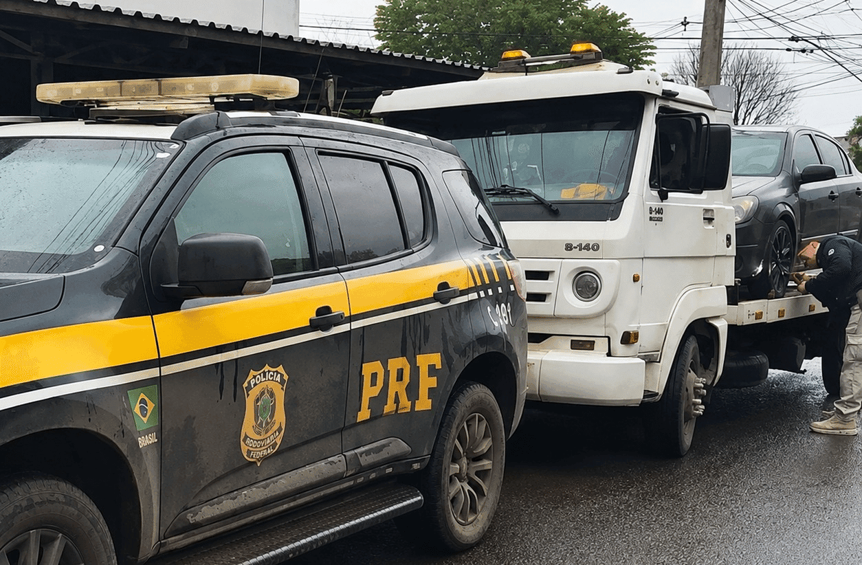 PRF apreende mais de 100 kg de maconha em carro transportado por caminhão-guincho na BR-386
