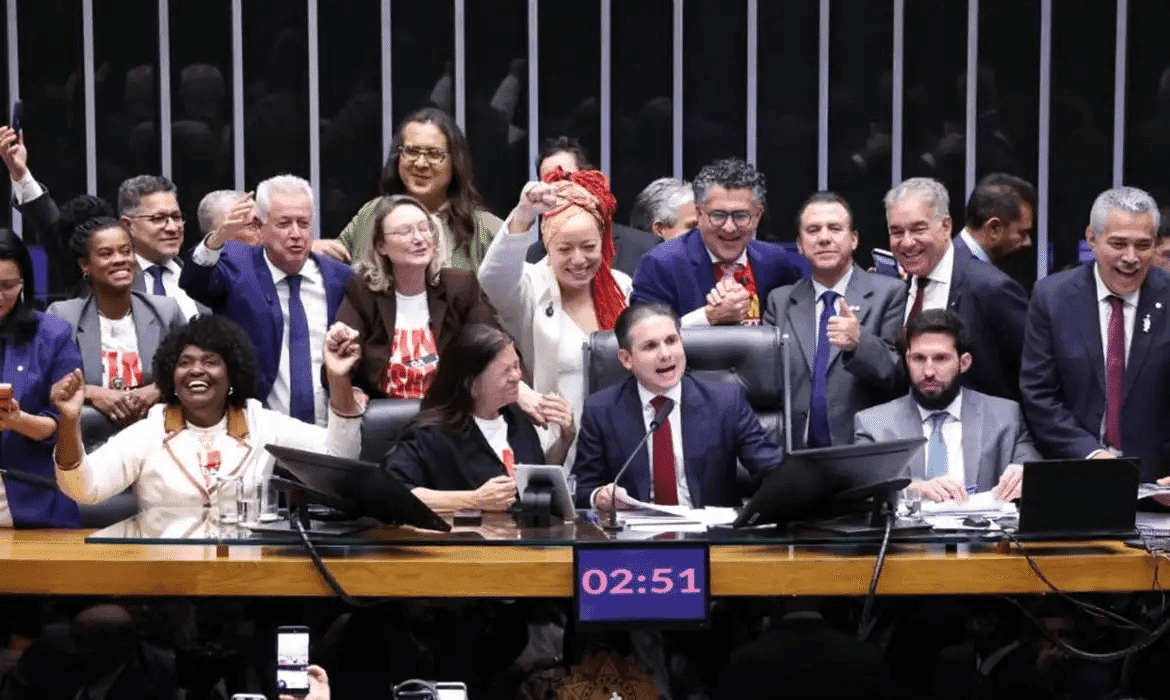 Câmara aprova PEC pelo fim da escala 6x1