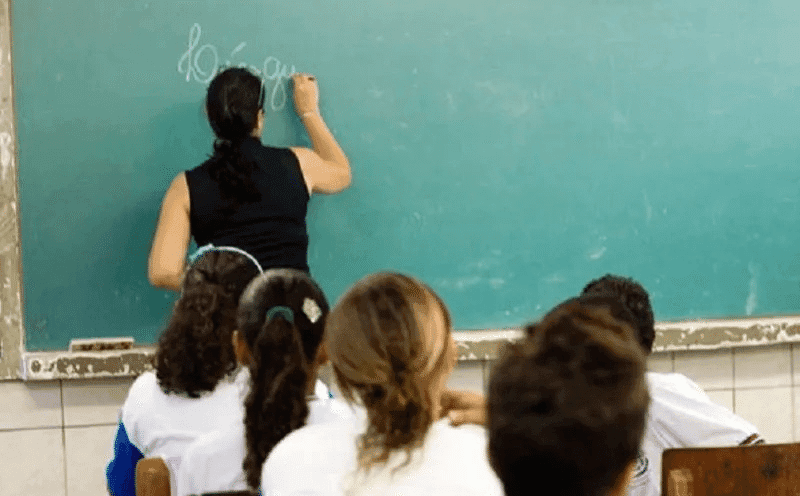 Senado aprova medida provisória que estabelece piso de R$ 5.130 para professores
