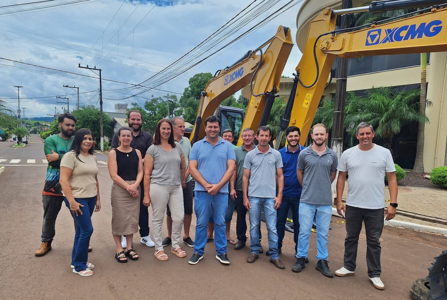 Administração de Cristal do Sul recebe duas escavadeiras hidráulicas