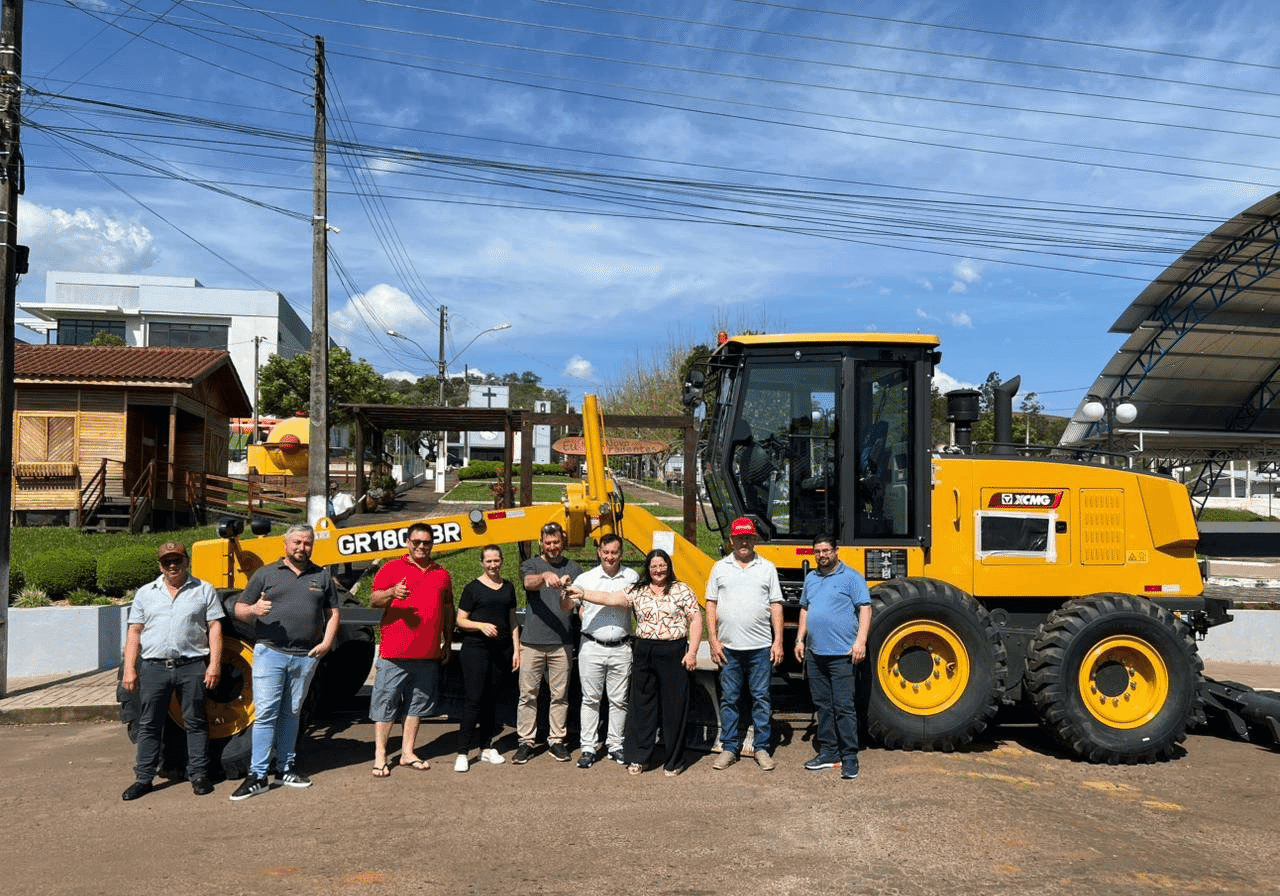 Novo Tiradentes recebe motoniveladora para reforçar serviços de obras e agricultura