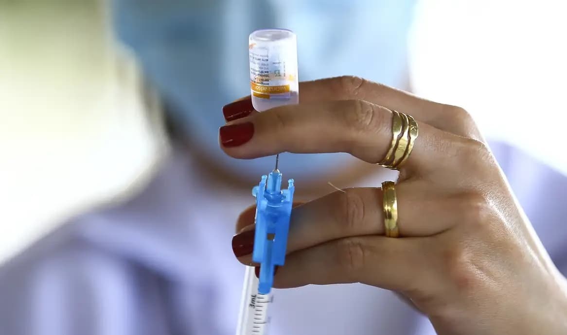 Jovens de 15 a 19 anos podem se vacinar contra HPV até junho de 2026