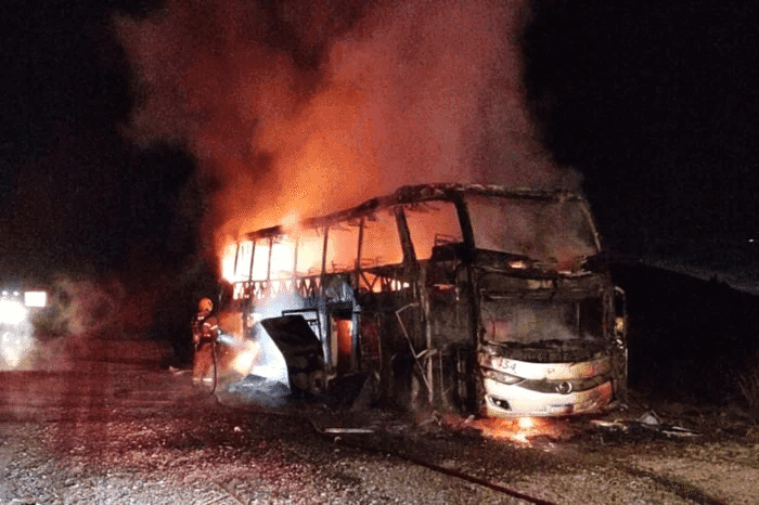 Ônibus da Viação Helios é consumido pelo fogo na BR-386