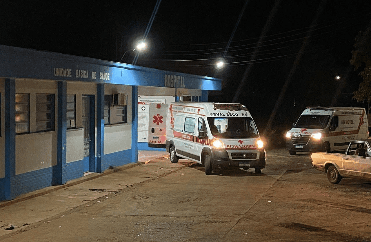 Briga iniciada em bar termina com três feridos a facão em Erval Seco