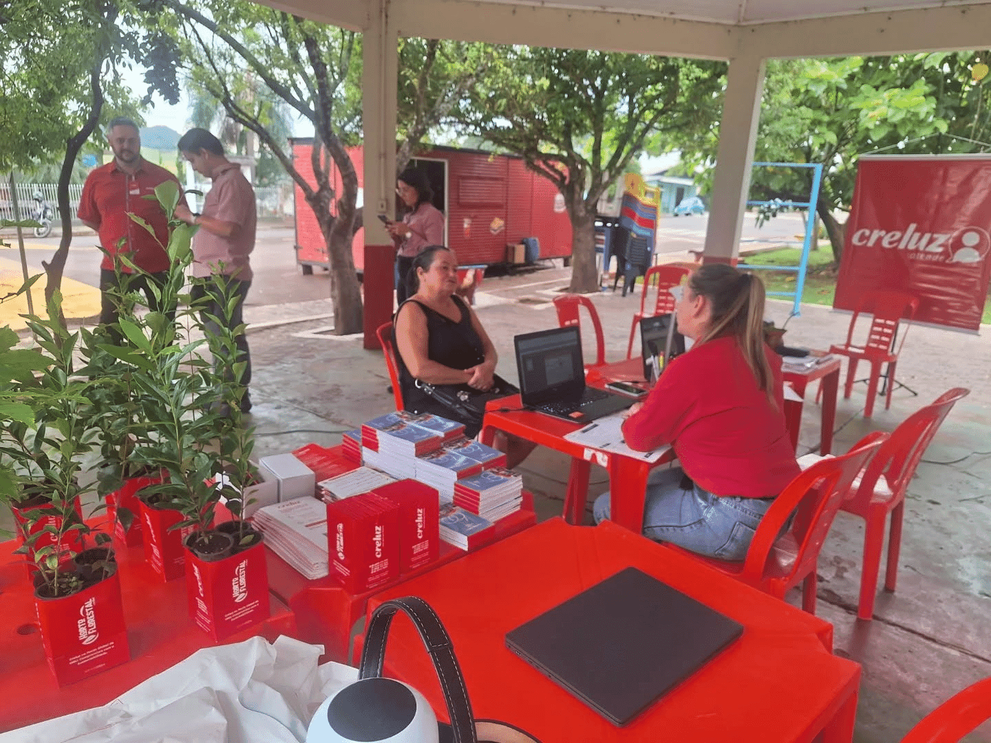 Creluz aproxima serviços da comunidade e reforça ações ambientais em Cristal do Sul