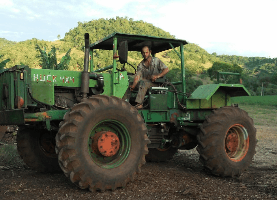 Agricultor de Seberi constrói trator de oito toneladas com peças militares e surpreende pela inovação