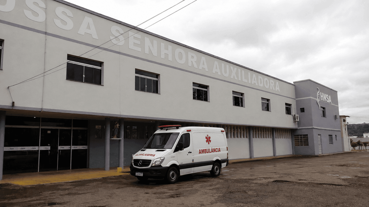 Duas pessoas ficam feridas em Iraí após caírem de telhados durante conserto  