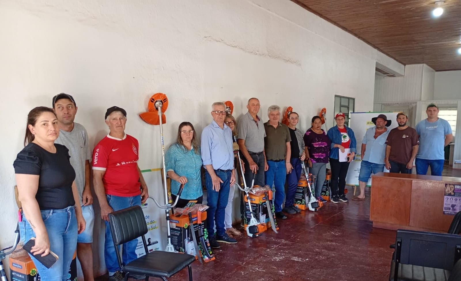 Famílias de Liberato Salzano recebem kits de ferramentas do projeto Quintais Produtivos