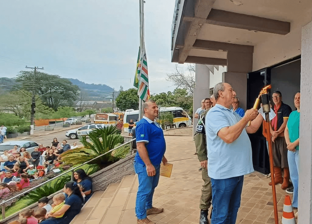 Liberato Salzano realiza solenidade de acendimento do Fogo Simbólico da Pátria