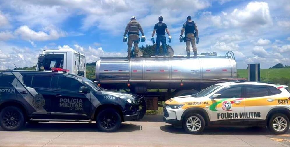 Caminhão usado como fachada para transporte de leite é apreendido com carga de cigarros contrabandeados