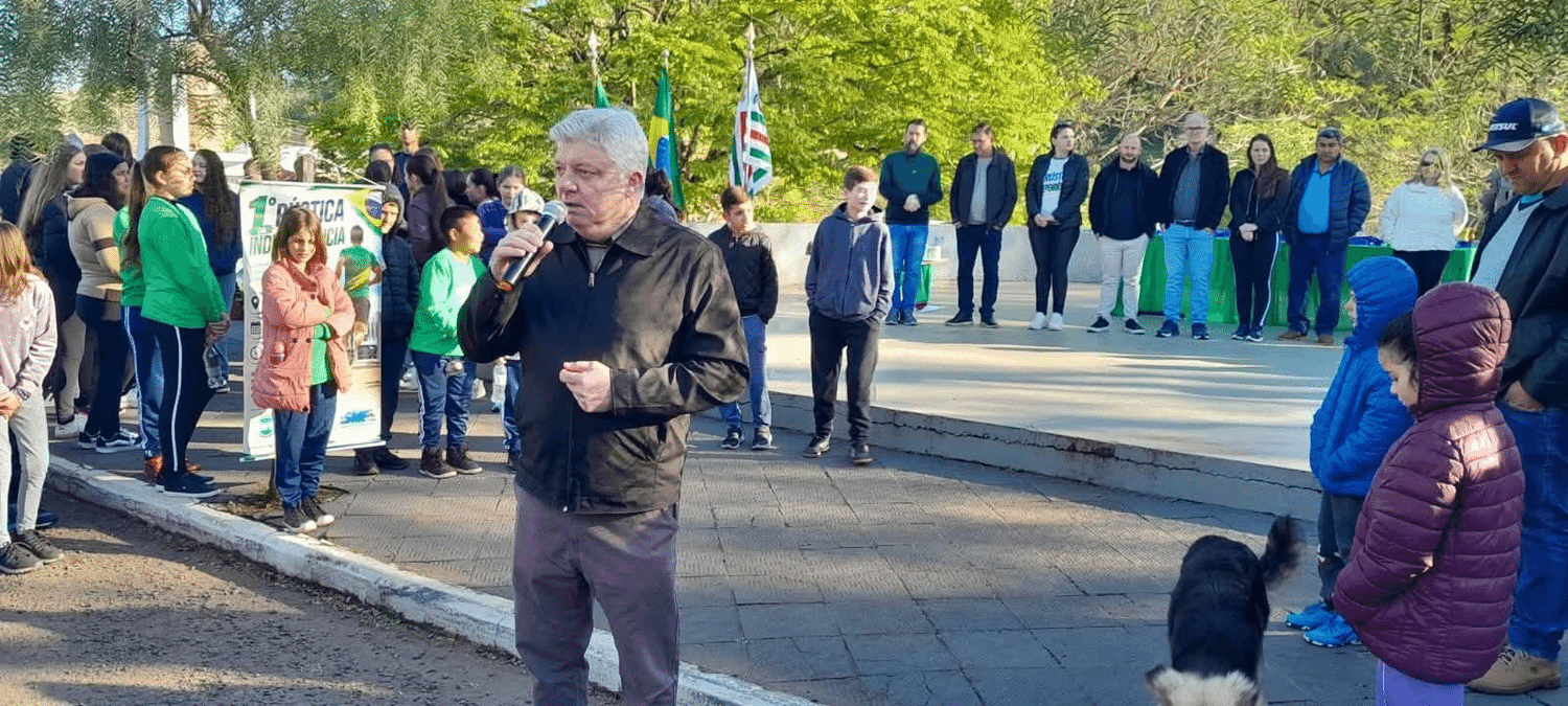Liberato Salzano realiza Momento Cívico e 1ª Rústica da Independência