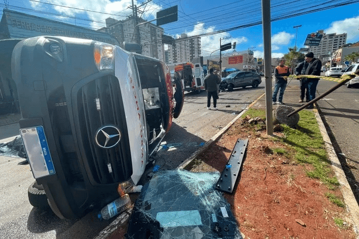 Acidente com ambulância do Samu deixa paciente morto e cinco pessoas feridas