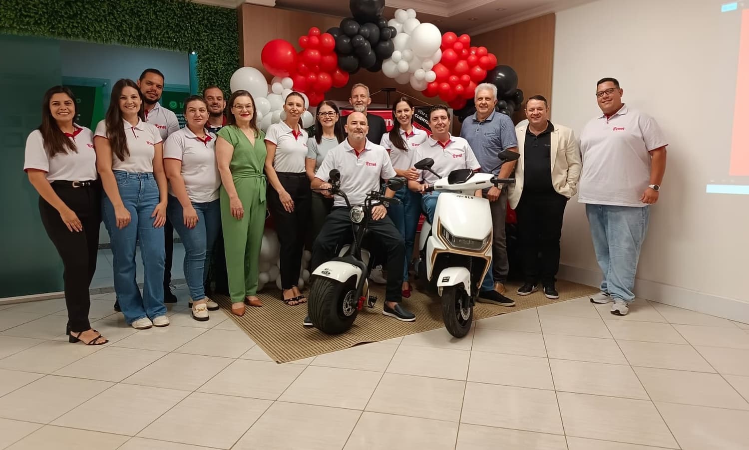 CZNet sorteia duas motos elétricas e contempla clientes de Rodeio Bonito