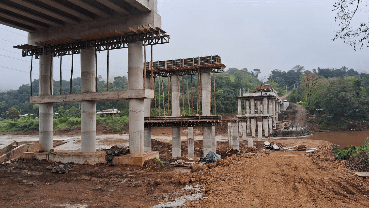 Reconstrução da ponte de Rodeio Bonito avança e deve ser concluída em setembro