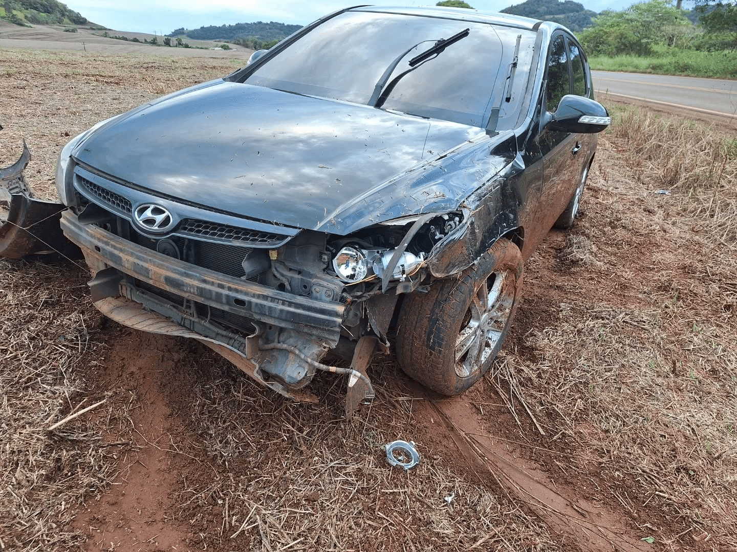Casal sofre ataque de abelhas após saída de pista na ERS-587, em Cristal do Sul