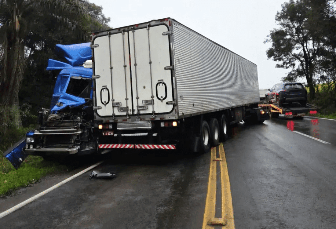Colisão frontal entre duas carretas deixa um motorista morto na ERS-135