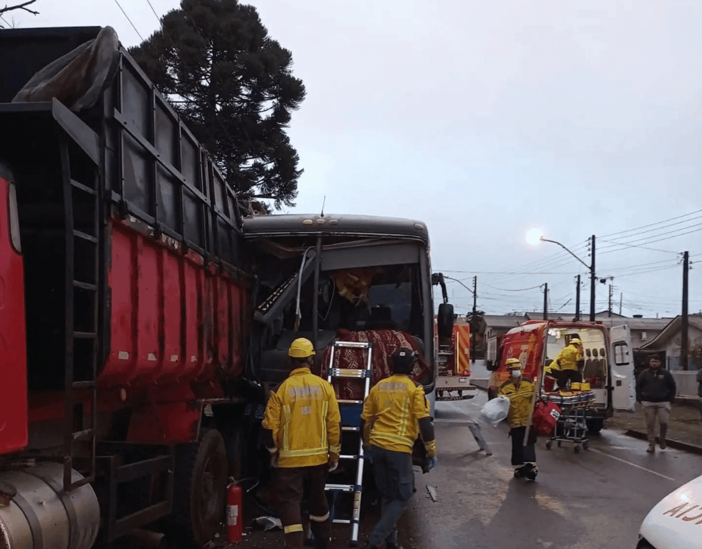 Ônibus com trabalhadores de frigorífico bate em caminhão estacionado e deixa 23 feridos