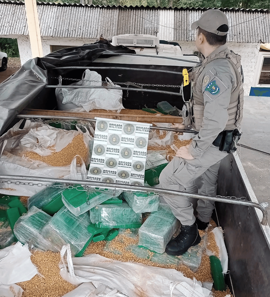 Polícia apreende grande carregamento de maconha em Iraí
