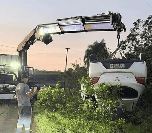 Condutora tenta evitar acidente e capota veículo entre Tenente Portela e Vista Gaúcha