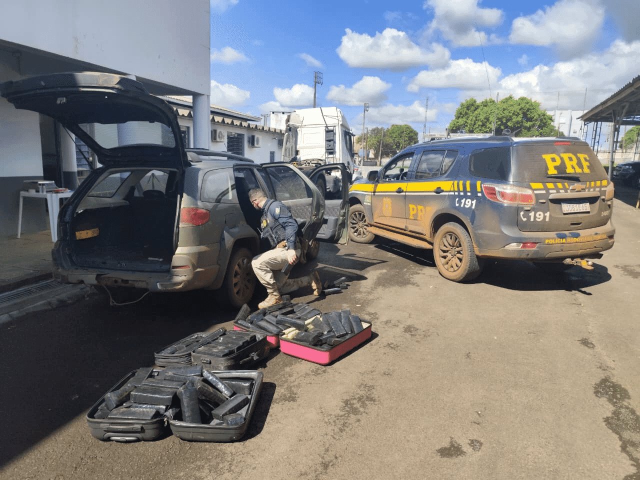 PRF prende casal com mais de 100 kg de maconha após perseguição policial