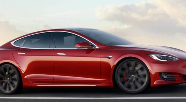 Tesla vendeu carros mesmo sabendo que baterias poderiam explodir
