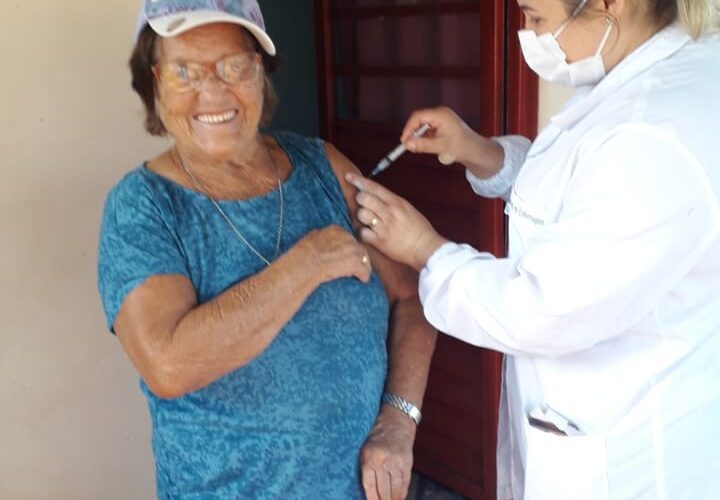 Vacinação contra a Covid-19 avança em Pinhal e chega a 40% da população