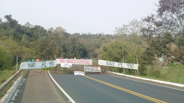 INDÍGENAS REALIZAM MANIFESTAÇÃO NA BR-386