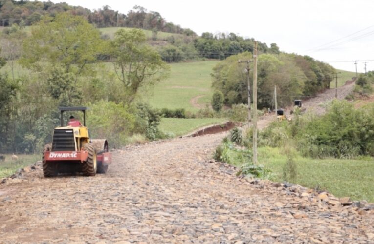 Obra de pavimentação asfáltica avança com rapidez em Novo Tiradentes