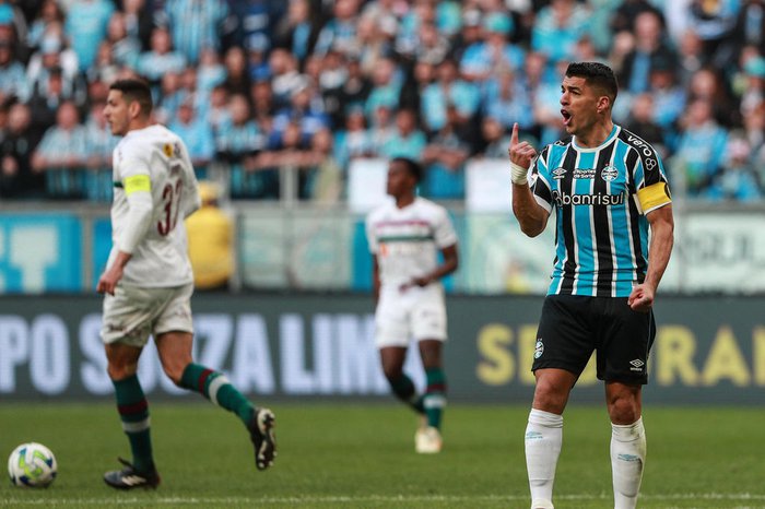 Grêmio vence o Fluminense de virada e retorna ao G-4 do Brasileirão