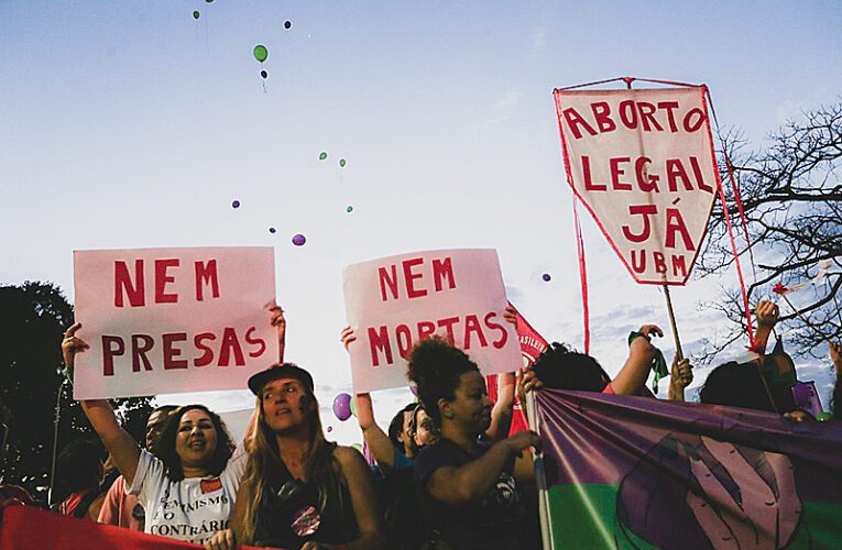 Legalização do aborto volta ao debate público com julgamento no STF