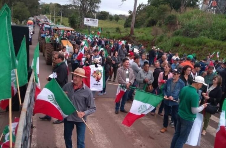 Produtores de leite bloqueiam BR-386 em protesto contra crise no setor, em Frederico Westphalen