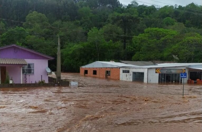 Com um morto, estragos em 60 cidades e previsão de mais chuva, SC tem aulas canceladas, rodovias interditadas e festas suspensas