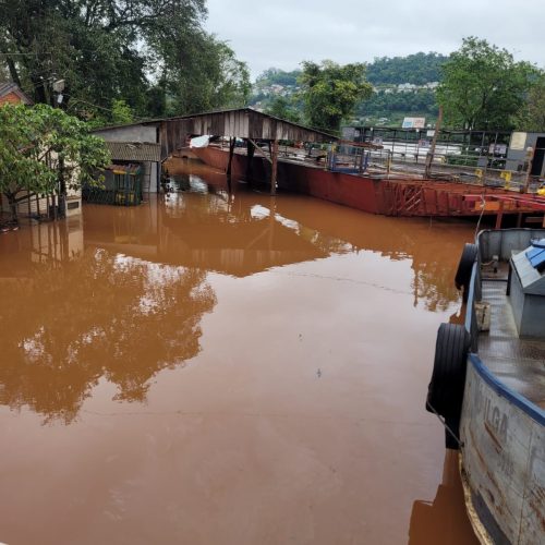 Nível do rio Uruguai sobe muito e fronteira terá maior enchente em anos no RS