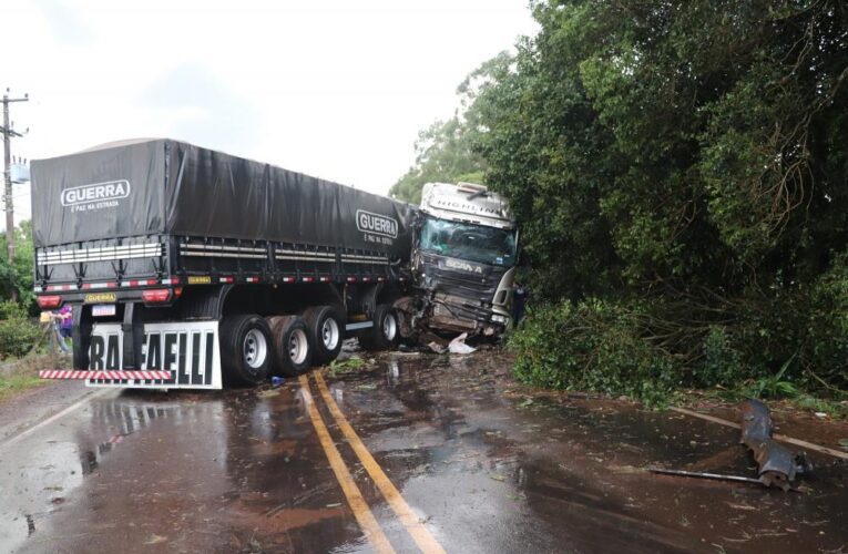 Acidente envolvendo carreta bloqueou o trânsito na RSC-472 em Três Passos