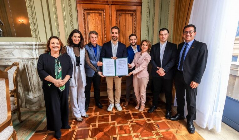 Governador sanciona lei que cria o programa Professor do Amanhã