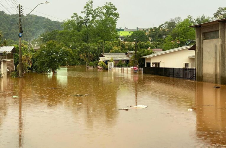 Nível da água sobe e obriga moradores a deixarem suas casas em Iraí