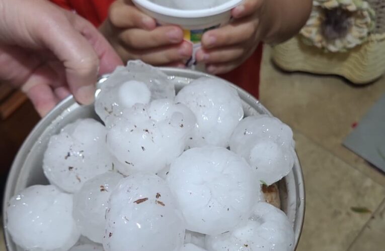 Chuva de granizo causa diversos estragos na região